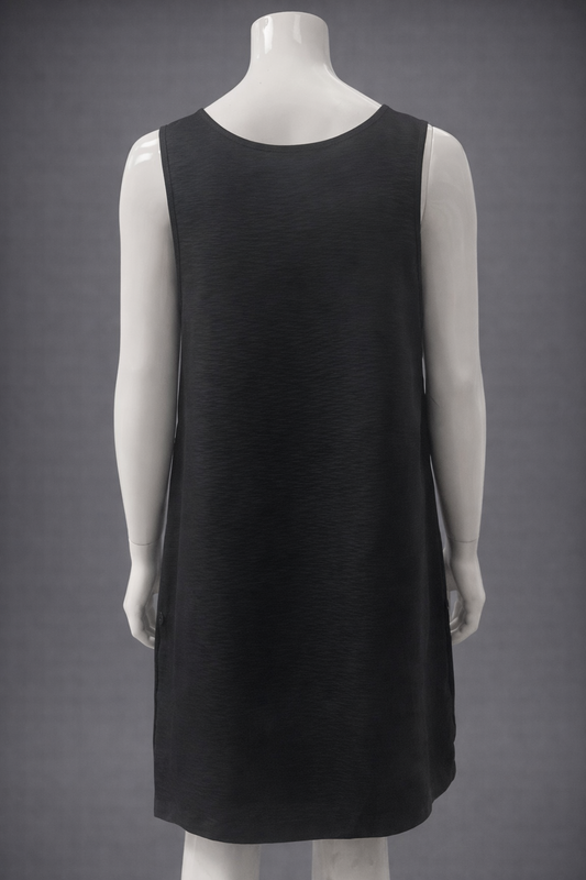 Therapispa - Apron Round Neck W/Button - Black