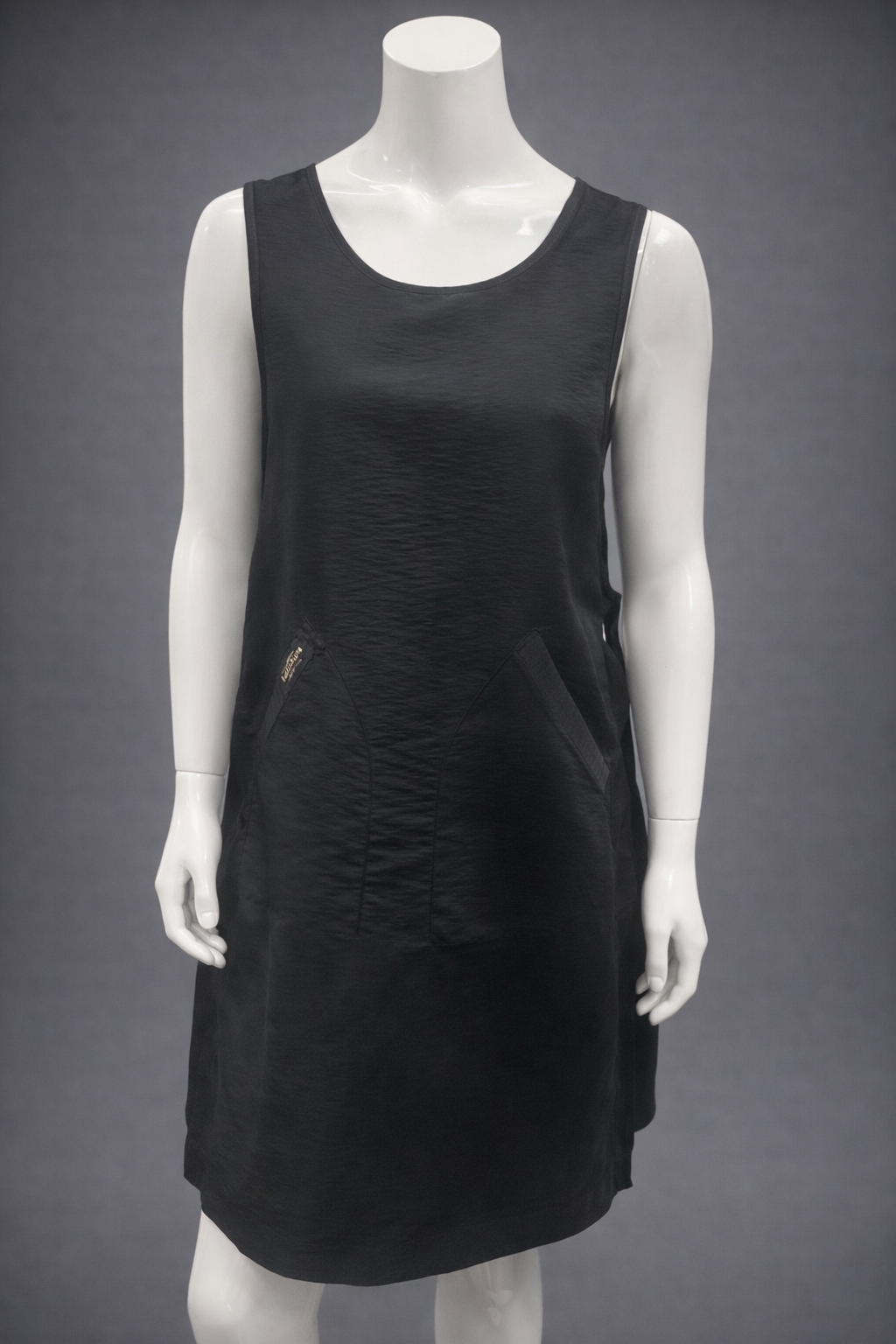 Therapispa - Apron Round Neck W/Button - Black