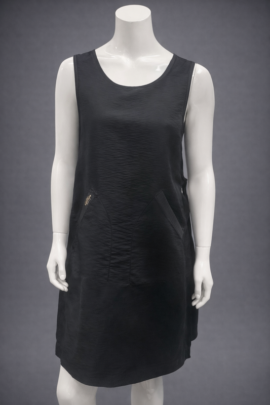 Therapispa - Apron Round Neck W/Button - Black